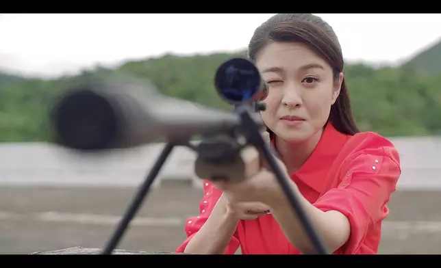 江嘉敏惡搞劉佩玥在《隱形戰隊》中的狙擊手造型，可惜僅出現半秒左右就畀製作組變咗Out Focus，笑咗。