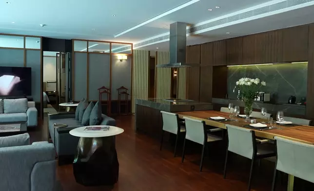 池畔酒店最豪一間房收費12萬泰銖，有齊客飯廳及廚房。