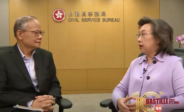 公務員事務局局長楊何蓓茵(右)與《巴士的報》副社長黎廷瑤對談。