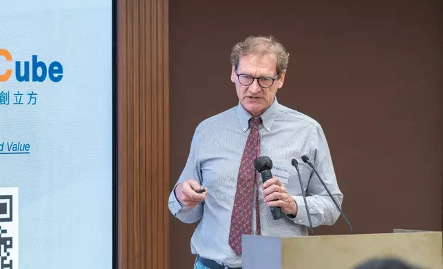 聯合國貿易和發展會議全球化及發展戰略分會主任理查德·科祖爾-懷特 進行專題演講。