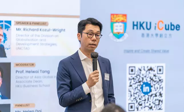 港大經管學院副院長 （對外事務）及亞洲環球研究所總監及鄧希煒致歡迎辭。