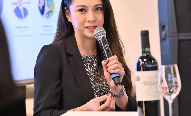 廖碧兒日前回港出席香港國際美酒展活動。
