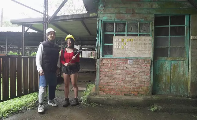 二人到訪平溪煤礦博物館。