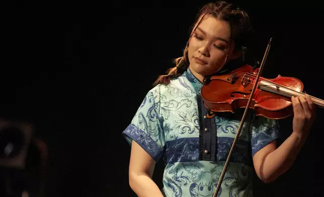黃洛妍今次演出全程以小提琴演奏音樂。