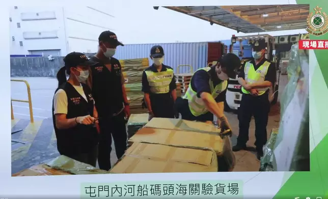 海關檢獲77000件懷疑冒牌及侵權貨物，估計市值超過6700萬元。香港海關FB影片截圖