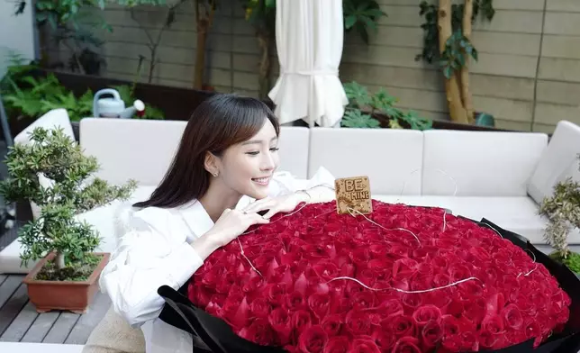 陳靜去年情人節晒出棒着365枝紅玫瑰的照片，花上還有家着「BE MINE」的牌。