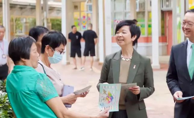 房屋局局長何永賢到公共屋邨派發傳單，鼓勵居民在區議會選舉投票。何永賢FB影片截圖