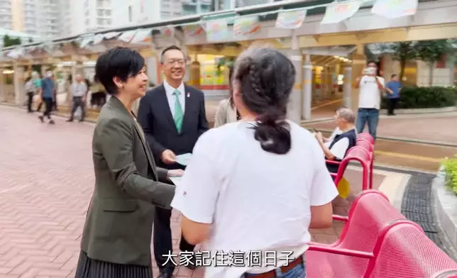 房屋局局長何永賢到公共屋邨派發傳單，鼓勵居民在區議會選舉投票。何永賢FB影片截圖