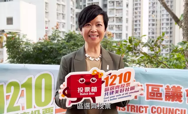 房屋局局長何永賢聯到公共屋邨派發傳單，鼓勵居民在區議會選舉投票。何永賢FB影片截圖