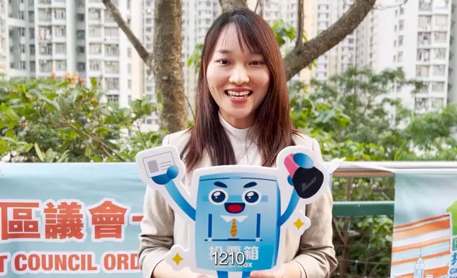 房屋局政治助理歐陽文倩到公共屋邨派發傳單，鼓勵居民在區議會選舉投票。何永賢FB影片截圖