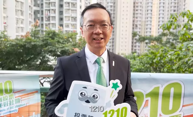 房屋局副局長戴尚誠到公共屋邨派發傳單，鼓勵居民在區議會選舉投票。何永賢FB影片截圖