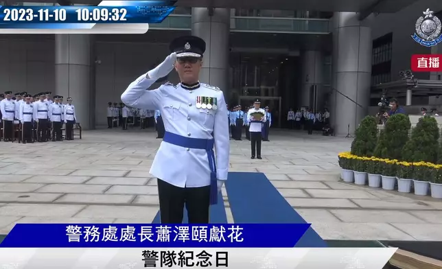 警務處處長蕭澤頤向殉職警員敬禮。香港警察FB短片截圖