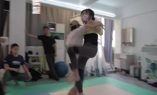 娜姐特訓苦練穿心腿。