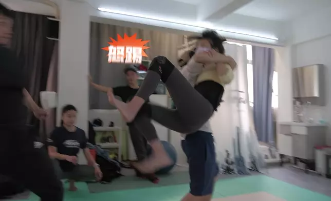 娜姐特訓苦練穿心腿。