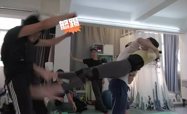 娜姐特訓苦練穿心腿。