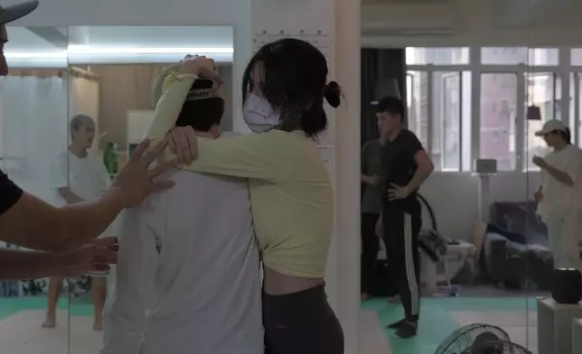 娜姐特訓苦練穿心腿。