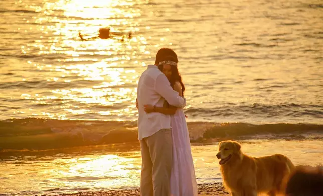二人日前拍攝一場在海邊睇日落抱抱的浪漫戲。