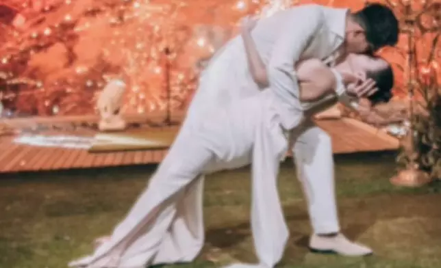 重現婚禮拗腰錫錫的畫面。