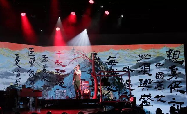 帶領觀眾走過四季。