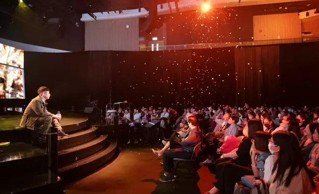 騷後受訪表示今次全程投入，忘我地演出，台下叫聲及拍手聲都扮聽不到。