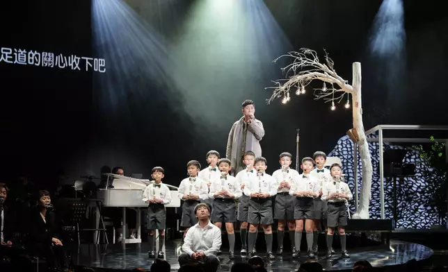 馬浚偉亦邀請了素人年青演員及兒童合唱團參與演出。