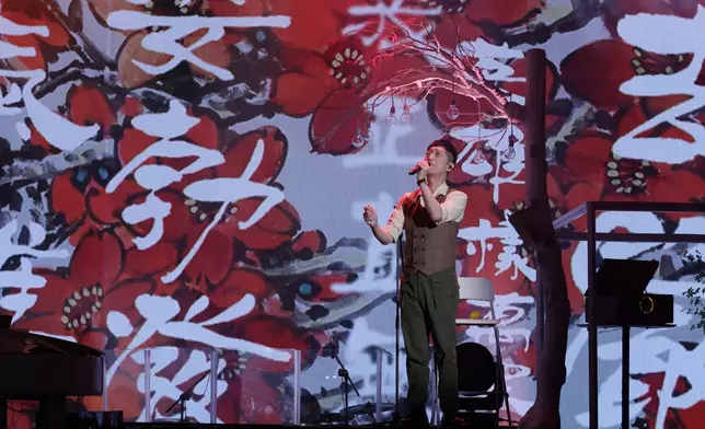 馬浚偉接着按主題「四季」演繹別人的歌，舞台更有落葉、飄雪及泡泡效果，讓觀眾感受四季氣氛。