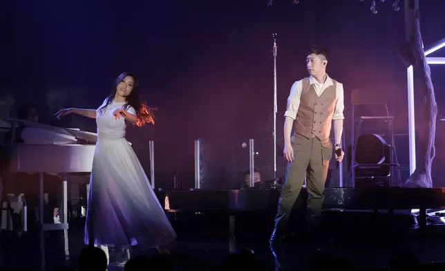 台中的老樹陪伴着馬浚偉在演出中經歷四季轉變。