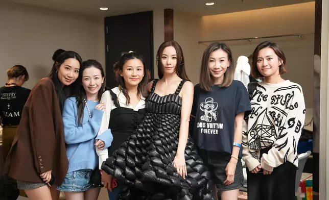 昔日Cookies的隊友吳雨霏、楊愛瑾、區文詩、陳素瑩（Gloria)及何綺玲（Elaine），亦有到場支持好姊妹Stephy相隔16年的香港演唱會。