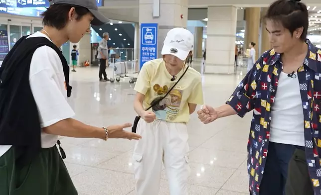 三位主持一同抵達韓國機場便要進行第一次抽籤。