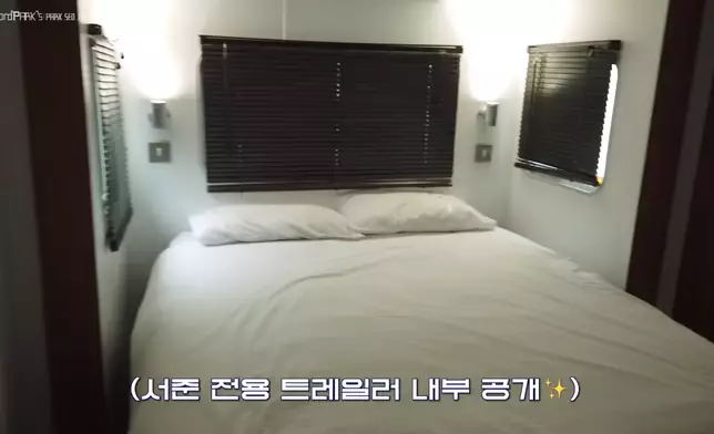 朴敘俊公開自己的休息室（影片截圖）