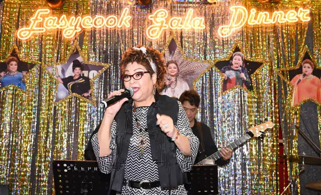 肥媽透露自向歌迷會公布這個聚會的消息後，不用兩小時全場 47圍枱的座位便被他們搶購一空。