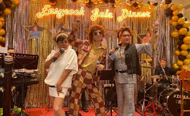 好聲音多位歌手先後到台上獻聲。