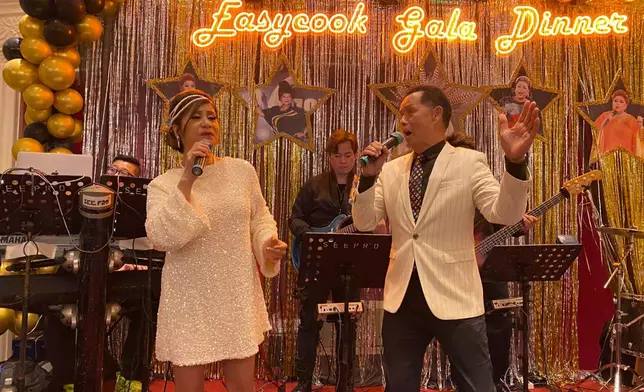 韋綺姗與吳大強合唱。