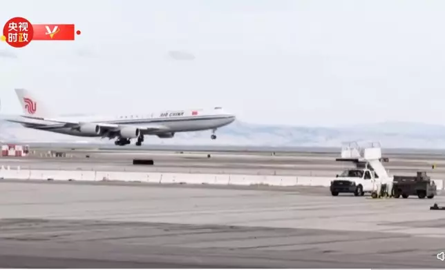 國家主席習近平乘搭專機，在本港時間清晨抵達美國三藩市。央視影片截圖