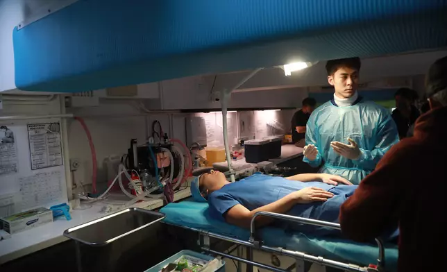 Van原本想劏朱鑑然，點知有報應，俾朱鑑然劏番轉頭。