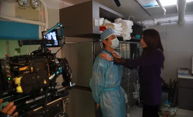 Van遭受娜姐拳打腳踢兼叉頸。