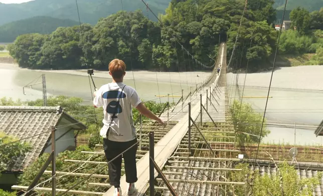 珈其踏上靜岡縣河流「大井川」上最長的吊橋。
