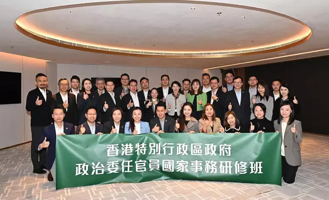 行政長官辦公室主任葉文娟，率領超過30名副局長及政治助理前往北京和南京，參加國家事務研修課程及考察。 (添馬台 Tamar Talk facebook圖片)