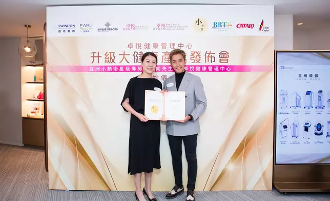 卓悅控股有限公司總裁吳曼宇女士與李日朗簽約。