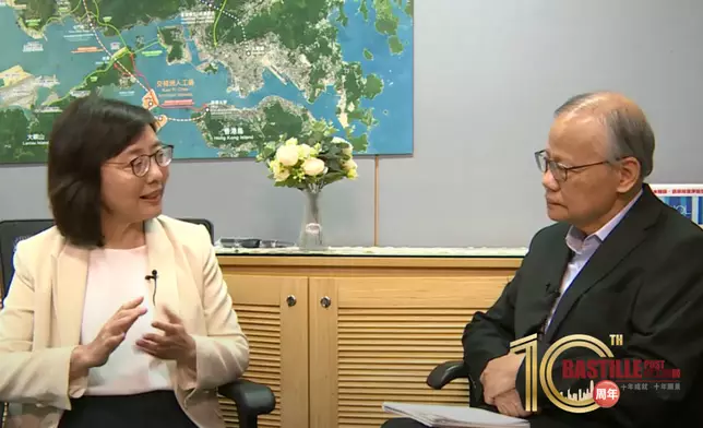 發展局局長甯漢豪(左)與《巴士的報》副社長黎廷瑤對談。