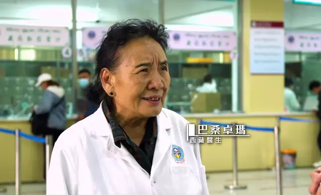 Janis先後拜會了西藏第一代女醫生。