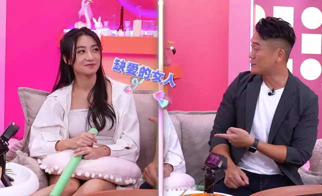 Jojo在卡牌上寫上簽名