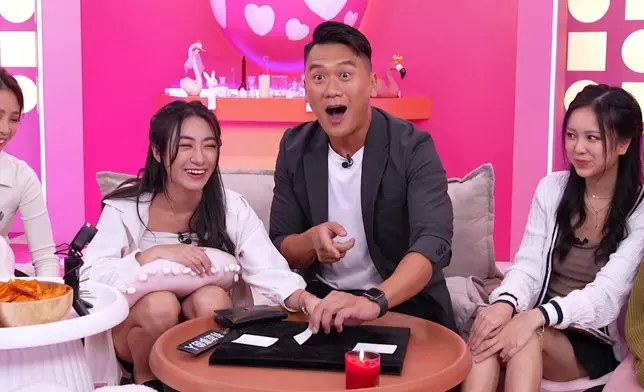 Magic Carson成功將Jojo簽名卡「變」到銀包內。