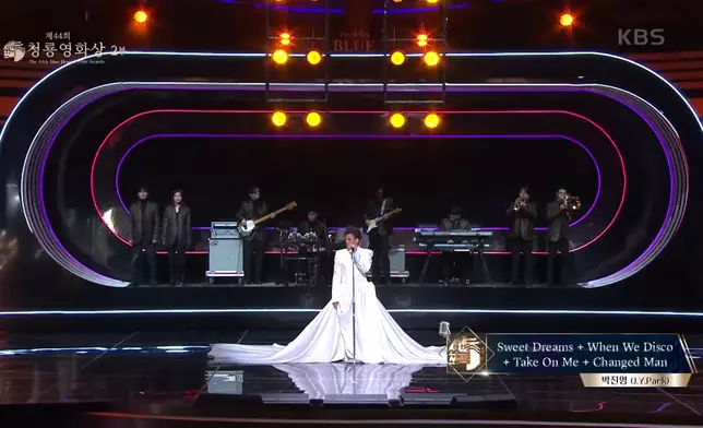 JYP先以白色長裙亮相（影片截圖）