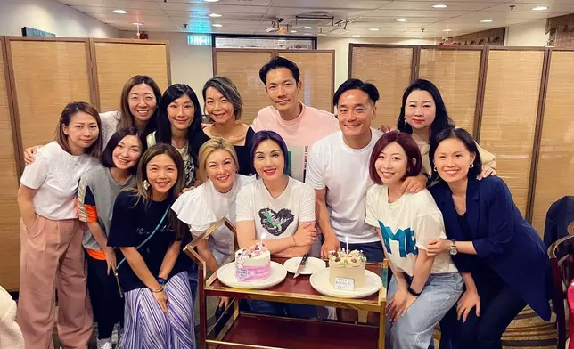 一家人感情很好。