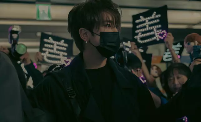 《岩巉》的MV是《愛情簽證申請》的延續。