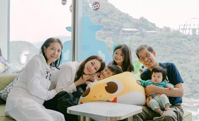 預告將與父母及家人回港過節。