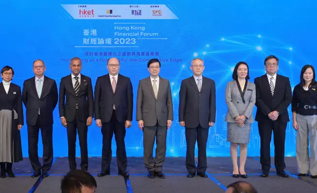 (左四) 中聯辦主任鄭雁雄、(左五) 行政長官李家超、(右四) 外交部駐香港特別行政區特派員公署署理特派員李永勝、(右三) 中聯辦副主任盧新寧、(右二) 商務及經濟發展局局長丘應樺出席「香港財經論壇 2023︰探討香港國際化之優勢與高質量發展」 (政府新聞處圖片)