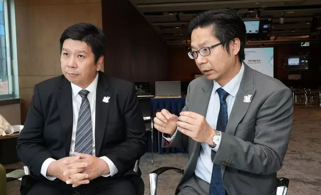 免疫與感染研究中心有限公司董事總經理潘烈文（右）和首席研究員陳志偉（左）介紹類器官細胞培養自動化技術。巴士的報記者攝