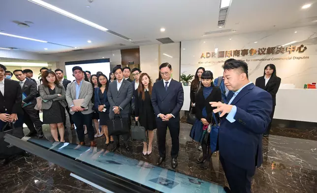 內地及外國對「港資港法」感興趣，圖為張國鈞率領代表團訪問深圳。(政府新聞處圖片)